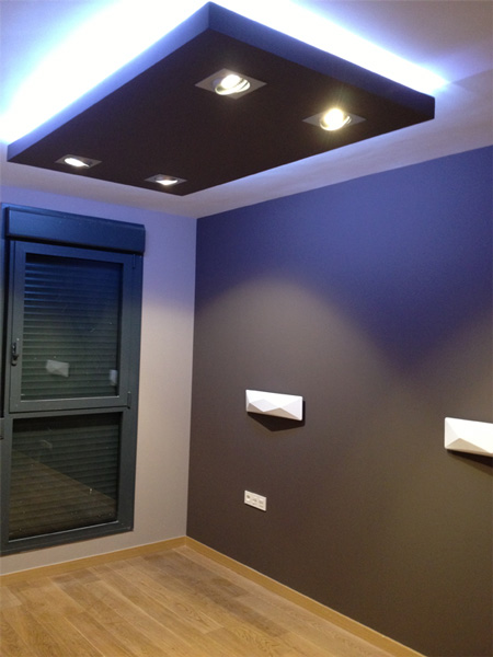 Iluminación en techo: focos orientables y led.