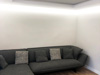 Iluminación indirecta con leds en el techo.